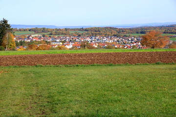 Blick über das Heckengäu auf die Gemeinde Weissach im Landkreis Böblingen