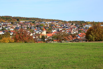 Obraz premium Blick über das Heckengäu auf die Gemeinde Weissach im Landkreis Böblingen