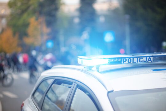 Niebieski kogut sygnałowy, światła policyjne, policja na proteście. protest 