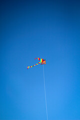 Ein Flugdrachen für Kinder am Himmel der Ostsee.