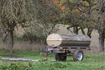 alte Viehtränke auf Acker