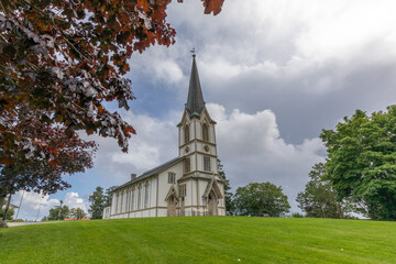 Fototapeta na wymiar church in the countryside