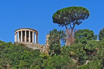 Tivoli - Parco Villa Gregoriana, vista sul tempio della Sibilla	