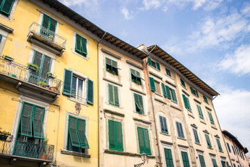 Fototapeta na wymiar facade of an building in italy