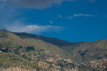 Fototapeta na wymiar Medellin, montañas y luna
