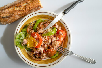 assiette de tomates et thon