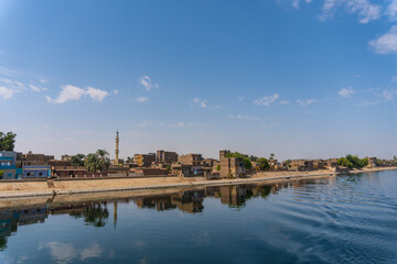 Fototapeta na wymiar Traditional Egyptian villages on the bank of the river Nile. Views sailing on the cruise on the river Nile from Luxor to Aswer, Egypt