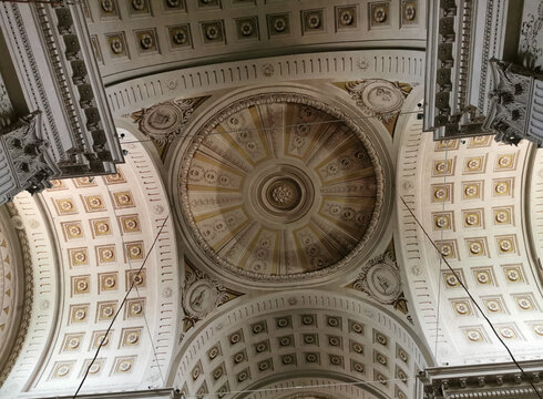 Cupola con decorazioni e arcate chiesa rinascimentale luce solare  e ombre colori bianco grigio oro
