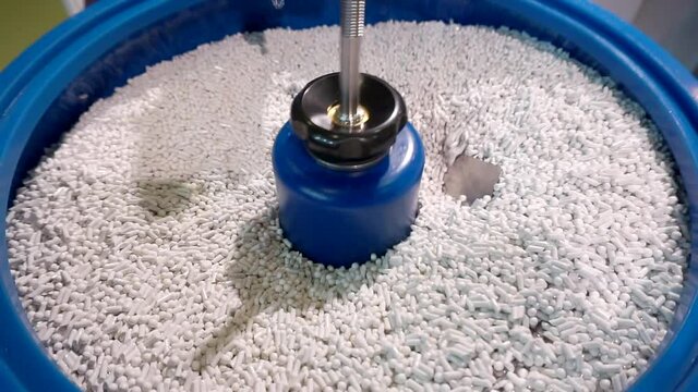 automated trough vibrator machine polishing metal workpieces by abrasive stones