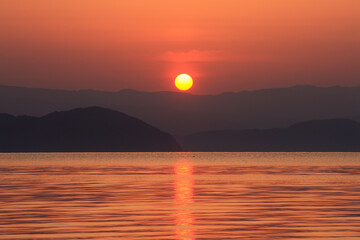 琵琶湖湖畔の日の出