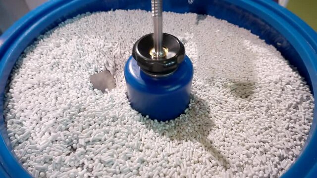 automated trough vibrator machine polishing metal workpieces by abrasive stones