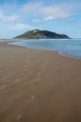 Pegadas de pé na areia da praia em Florianópolis, Praia do Santinho,  praia tropical, Santa Catarina, Brasil, florianopolis, 