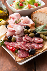 Vassoio di salumi e formaggi italiani 