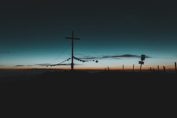 Gipfelkreuz am Riedberger Horn während dem Sonnenuntergang oder der blauen Stunde