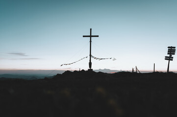 Gipfelkreuz am Riedberger Horn während dem Sonnenuntergang oder der blauen Stunde