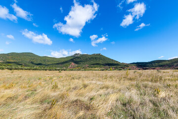 Paysage de roches rouges du Canyon du Diable à Saint-Saturnin-de-Lucian (Occitanie, France)
