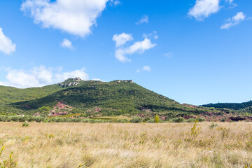 Paysage de roches rouges du Canyon du Diable à Saint-Saturnin-de-Lucian (Occitanie, France)
