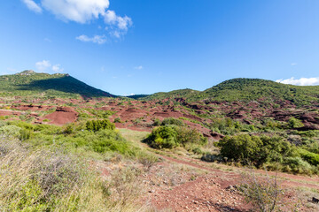 Paysage de roches rouges du Canyon du Diable à Saint-Saturnin-de-Lucian (Occitanie, France)
