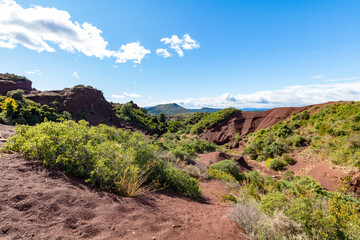 Paysage de roches rouges du Canyon du Diable à Saint-Saturnin-de-Lucian (Occitanie, France)