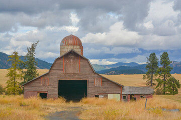 An old abandoned barn on a farm in the countryside of Idaho © Norm