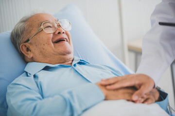 Obraz premium happy smile senior patient with doctor after checking at hospital