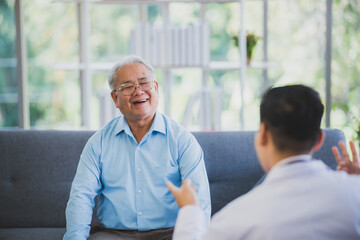 Obraz premium happy smile senior patient with doctor after checking at hospital
