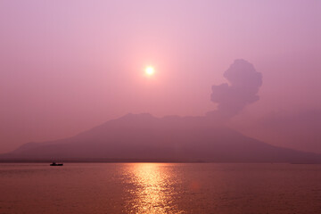 天保山からの桜島の朝