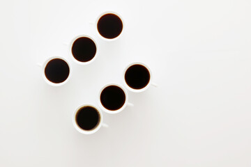 Sechs Kaffeetassen mit schwarzem Kaffee