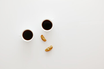 Gesicht aus Kaffeetassen und Keksen