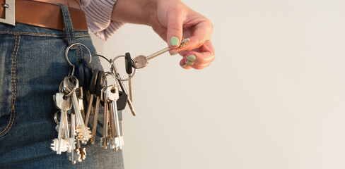 A large bunch of keys does not fit into a jeans pocket for a you