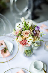Brautstrauß auf Esstisch 