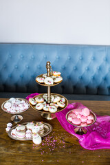 Etagere mit Gebäck und Macarons