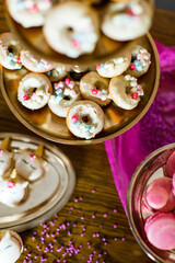 Kleine Donuts gebacken auf Etagere