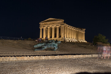 Obraz premium Agrigento, Italy, August 2020. Night shot of the Concordia tempo in famous archeological park of Temple's Valley in Sicily