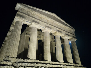 Obraz premium Agrigento, Italy, August 2020. Night shot of the Concordia tempo in famous archeological park of Temple's Valley in Sicily