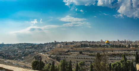 Fototapeta na wymiar Rock dome mosque, Yerushalayim Israel panorama in high definition, large format, view of tombs and the ancient and modern city, from the mount of olives