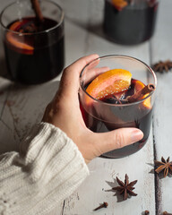 Mulled wine with hand