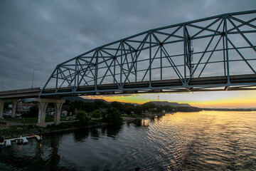 Obraz premium The Wabasha Nelson Truss Bridge Over the Mississippi River at Dusk, Minnesota, USA