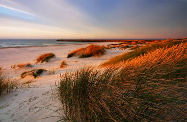 Morze Bałtyckie ,zachód słońca,wydma,trawa,plaża,biały piasek,Kołobrzeg,Polska.
