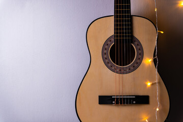 Obraz premium background from a guitar with a garland on a gray background. Concept: Beautiful Christmas background