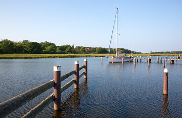 Segelboot angeleint an einer Pier im Bodden der Ostsee nahe Prerow