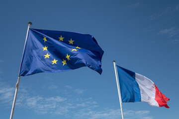 Flagge von Europa und Frankreich vor blauem Himmel © The One