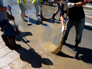 京都嵐山桂川の洪水で道路の泥を取り除く