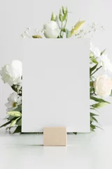 Hochzeitstischnummer-Kartenmodell mit einem Blumenarrangement. © Snoflinga