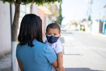 Madre e hijo con cubrebocas