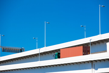 Obraz premium レインボーブリッジを走るトラック