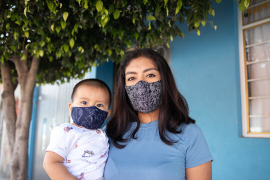 Madre e hijo con cubrebocas