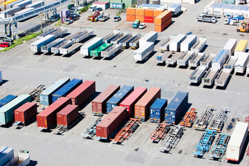 Obraz premium レインボーブリッジから見た竹芝のコンテナ