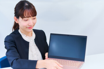 説明をする女性