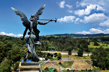Obraz premium A beautiful esculpture of an Angel blowing a cloud whit a trumpet